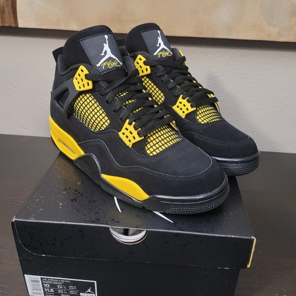 Air jordan 4 thunder ⛈️ - Picture 3 of 5